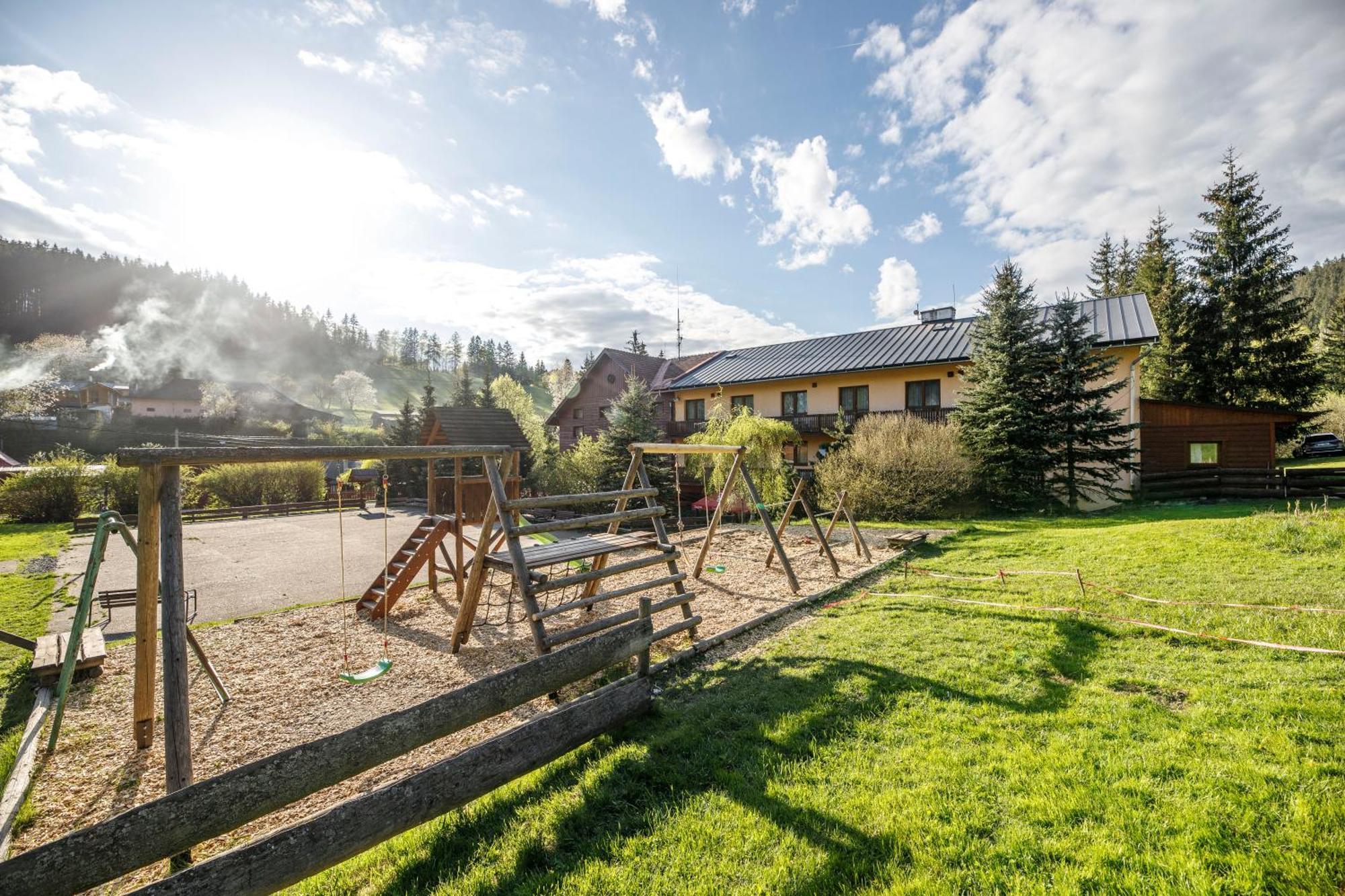 Horsky Hotel Kycerka Velké Karlovice Exteriör bild